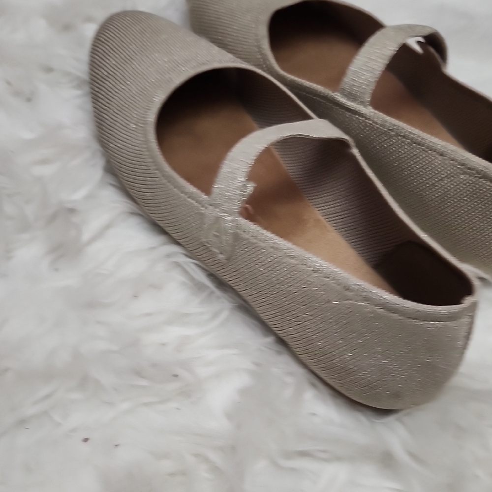 AEROSOLES Gold Flats - Picture 2 of 2